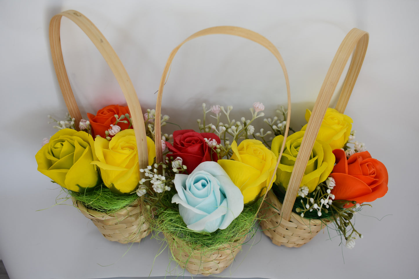 Мини кошничка със сапунени рози