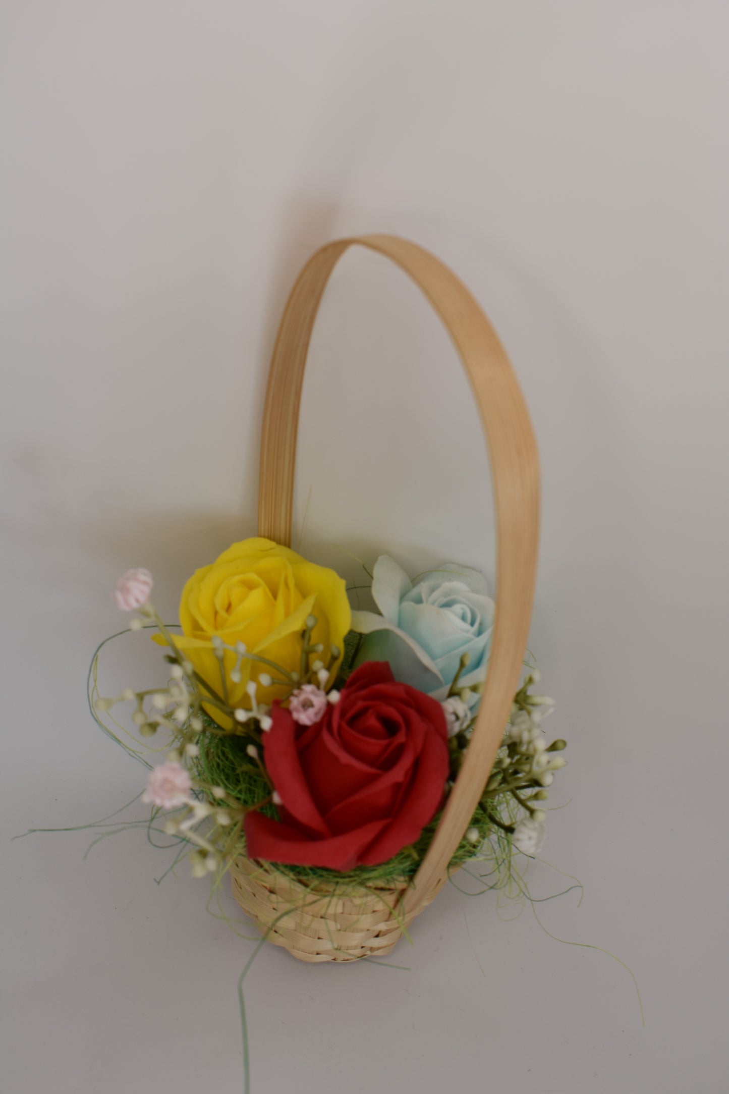 Мини кошничка със сапунени рози