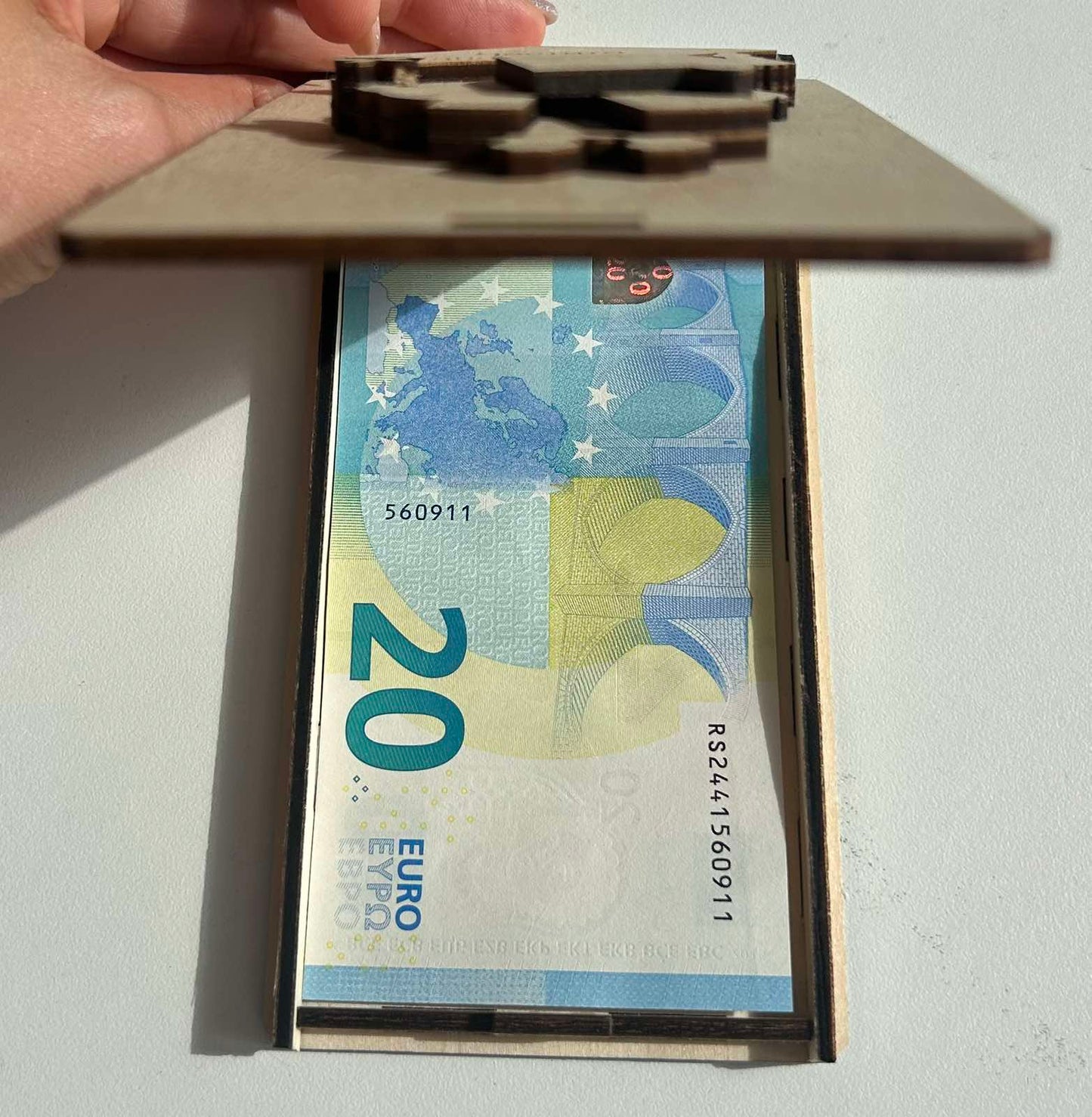 Дървен плик за пари за дипломиране – 3D човече за момче